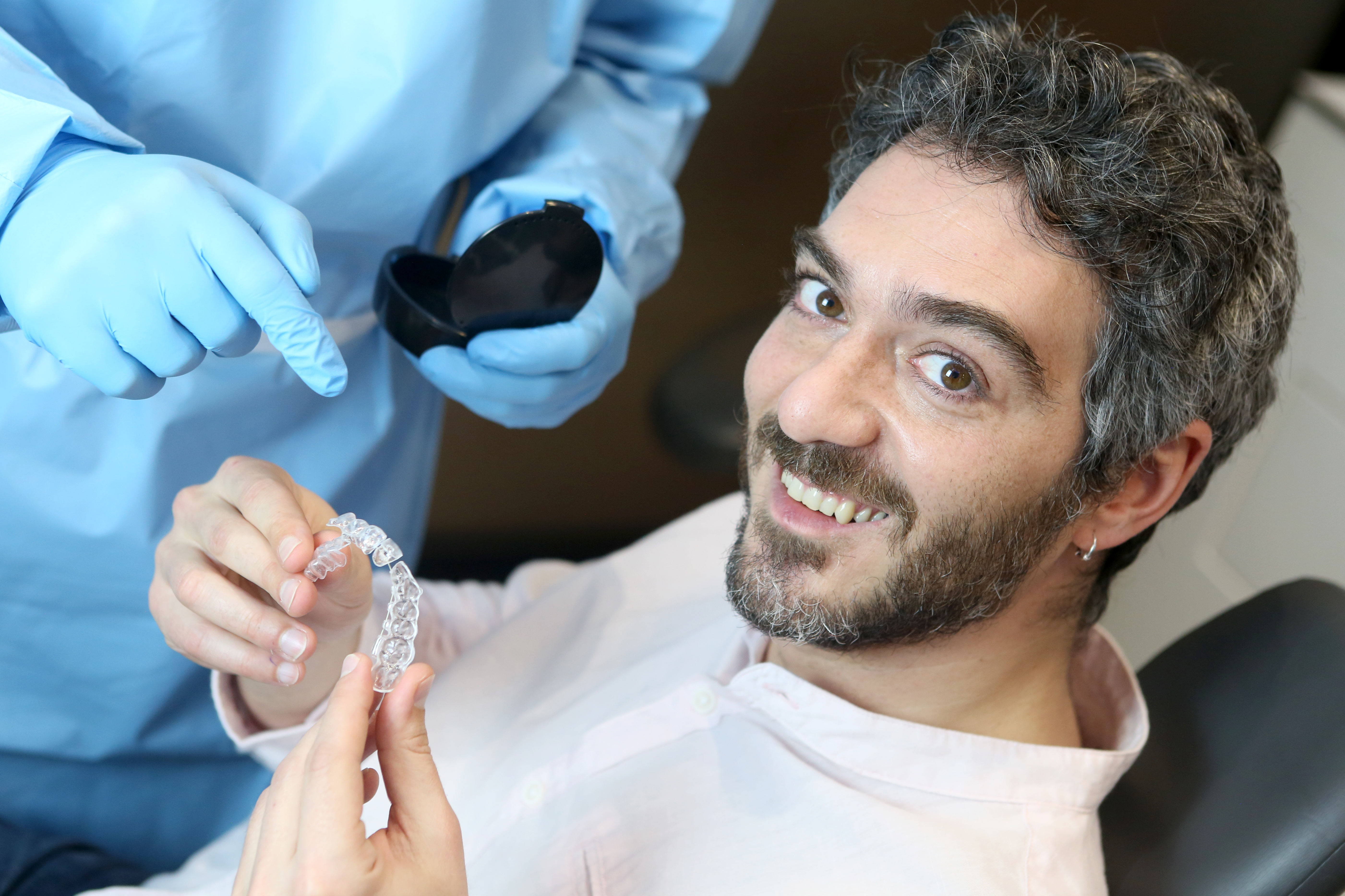 DIFERENCIAS ENTRE BRACKETS Y ORTODONCIA INVISIBLE