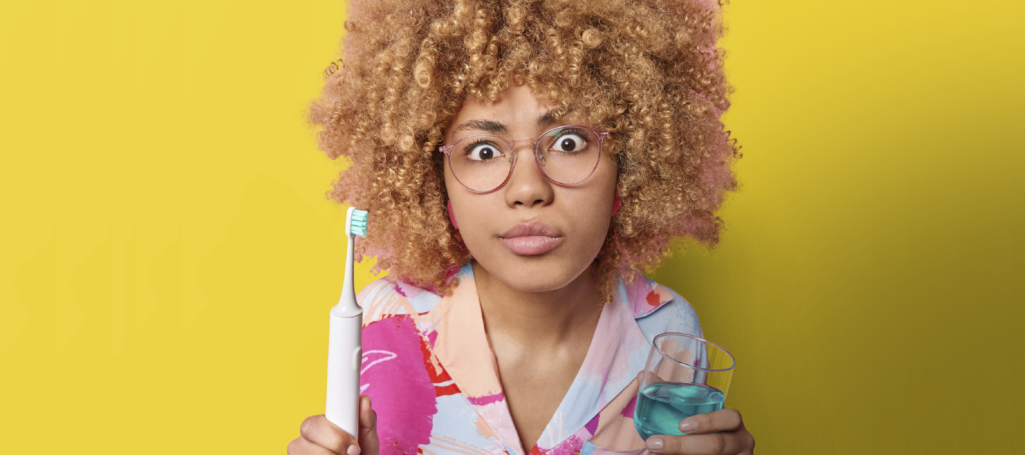 Chica joven limpiar implante dental