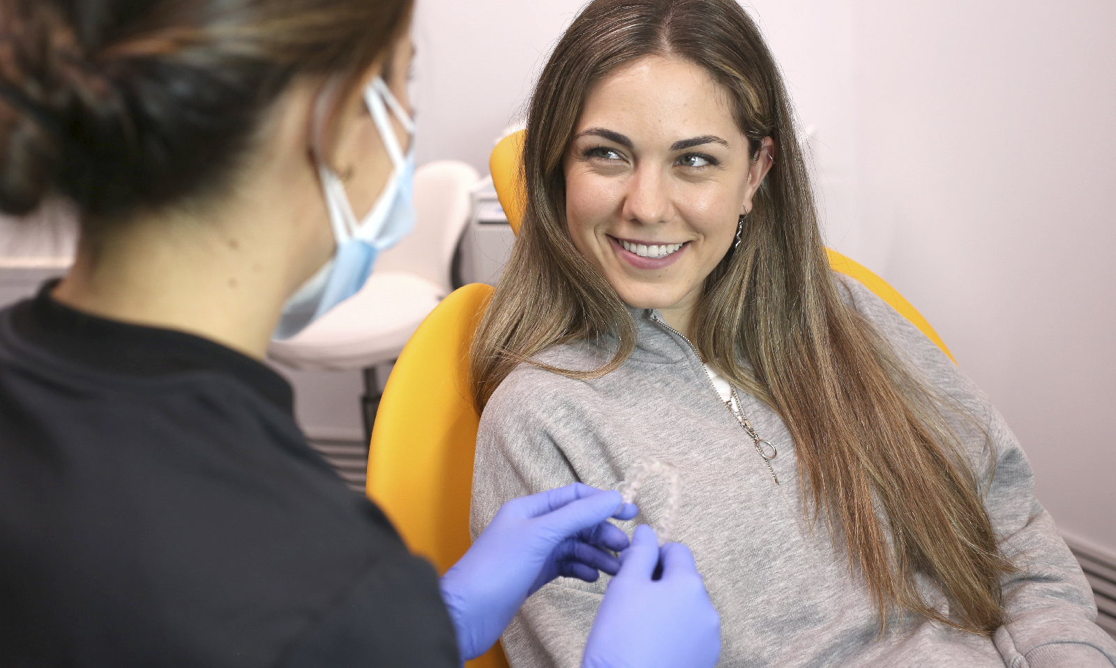 Ortodoncista hablando sobre los beneficios de la ortodoncia invisible para la salud dental