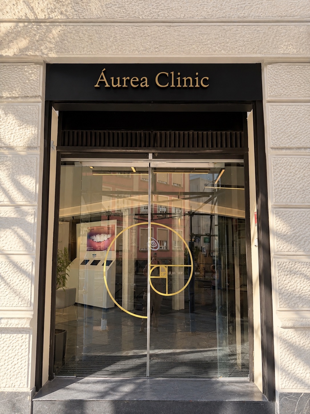 Entrada real de Áurea Clinic en Madrid