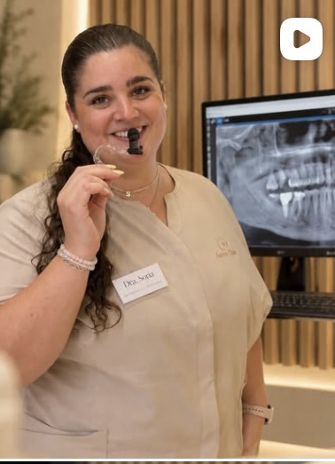 Doctora de Áurea Clinic junto a una radiografía dental