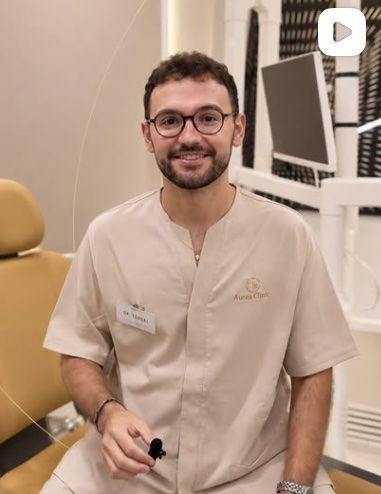 Doctor de Áurea Clinic junto al equipo de diagnóstico