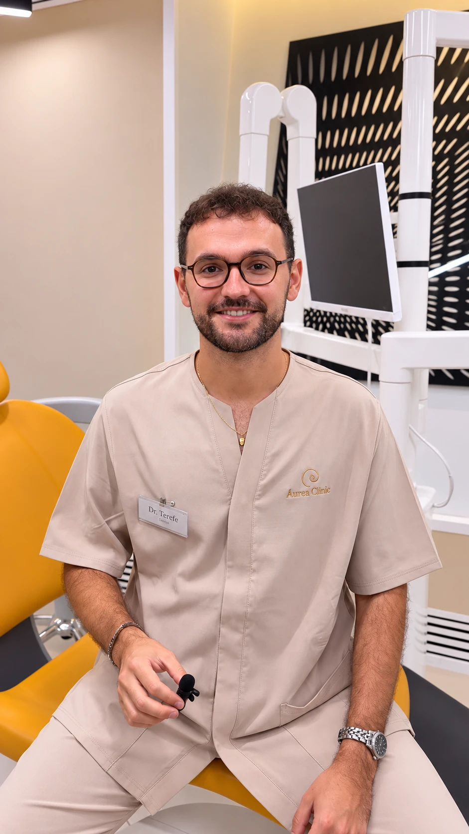 Doctor de Áurea Clinic junto al equipo de diagnóstico