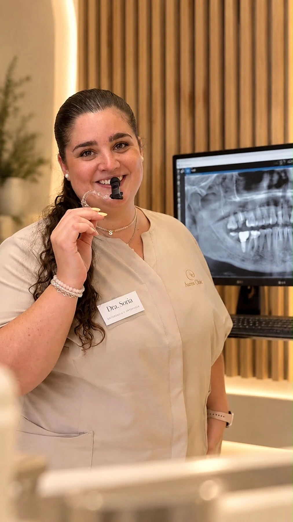 Doctora de Áurea Clinic junto a una radiografía dental